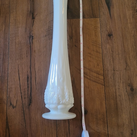 Vintage MCM Westmoreland Milk Glass Ruffle Top Swing Vase‎ - Picture 2 of 6